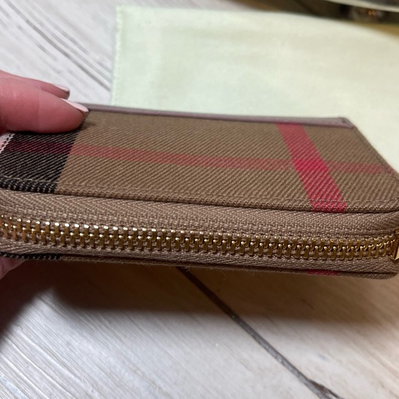 Burberry Check Wallet NWT With Dust Bag Retails:$480 - Picture 3 of 6